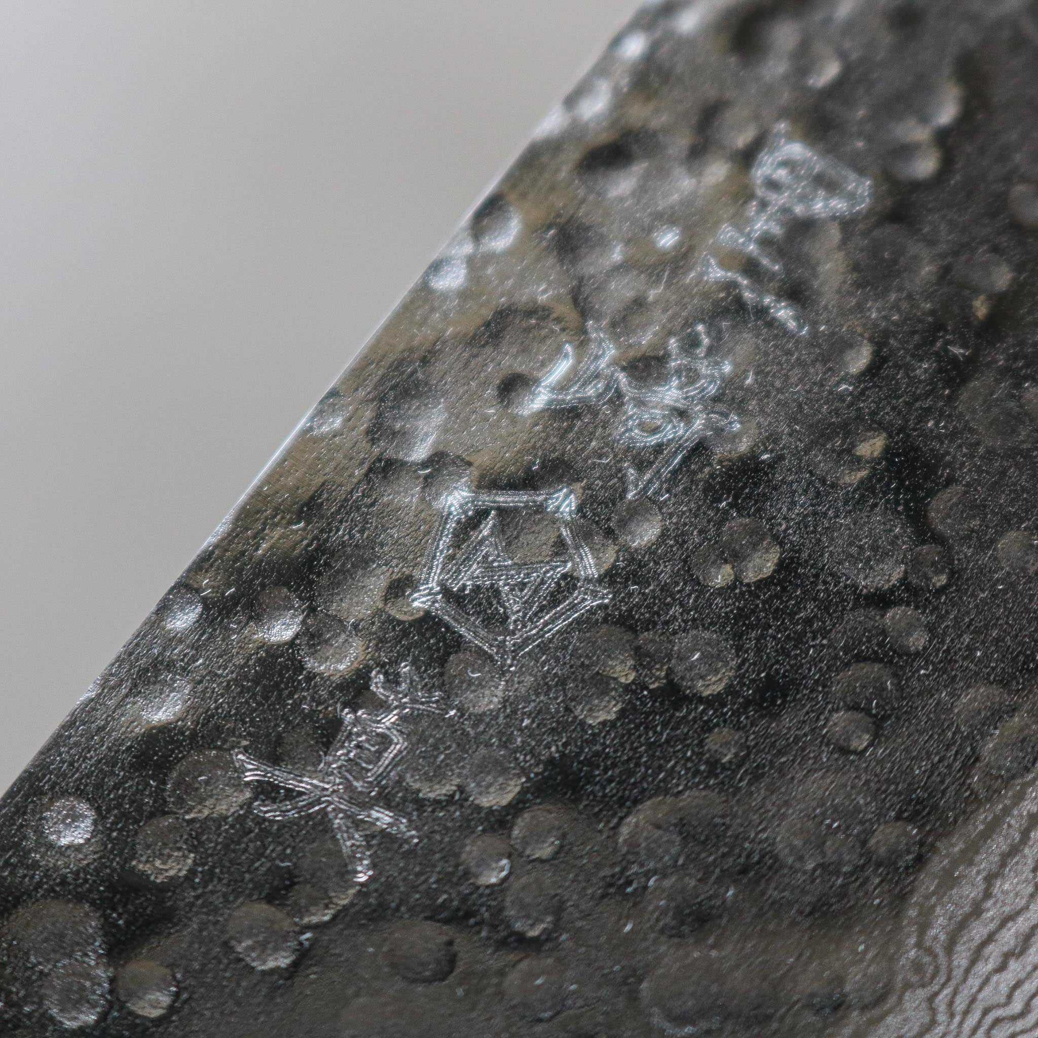 Makoto Kurosaki Damascus Tsuchime Santoku 165 mm