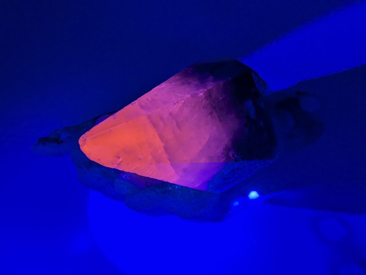 Enchanting Dogtooth Calcite with Fluorescent Sugar Sphalerite – Fujian, China