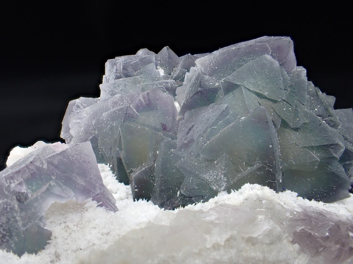 Purple-Cored De’an Fluorite with UV Fluorescence – Jiangxi Province, China
