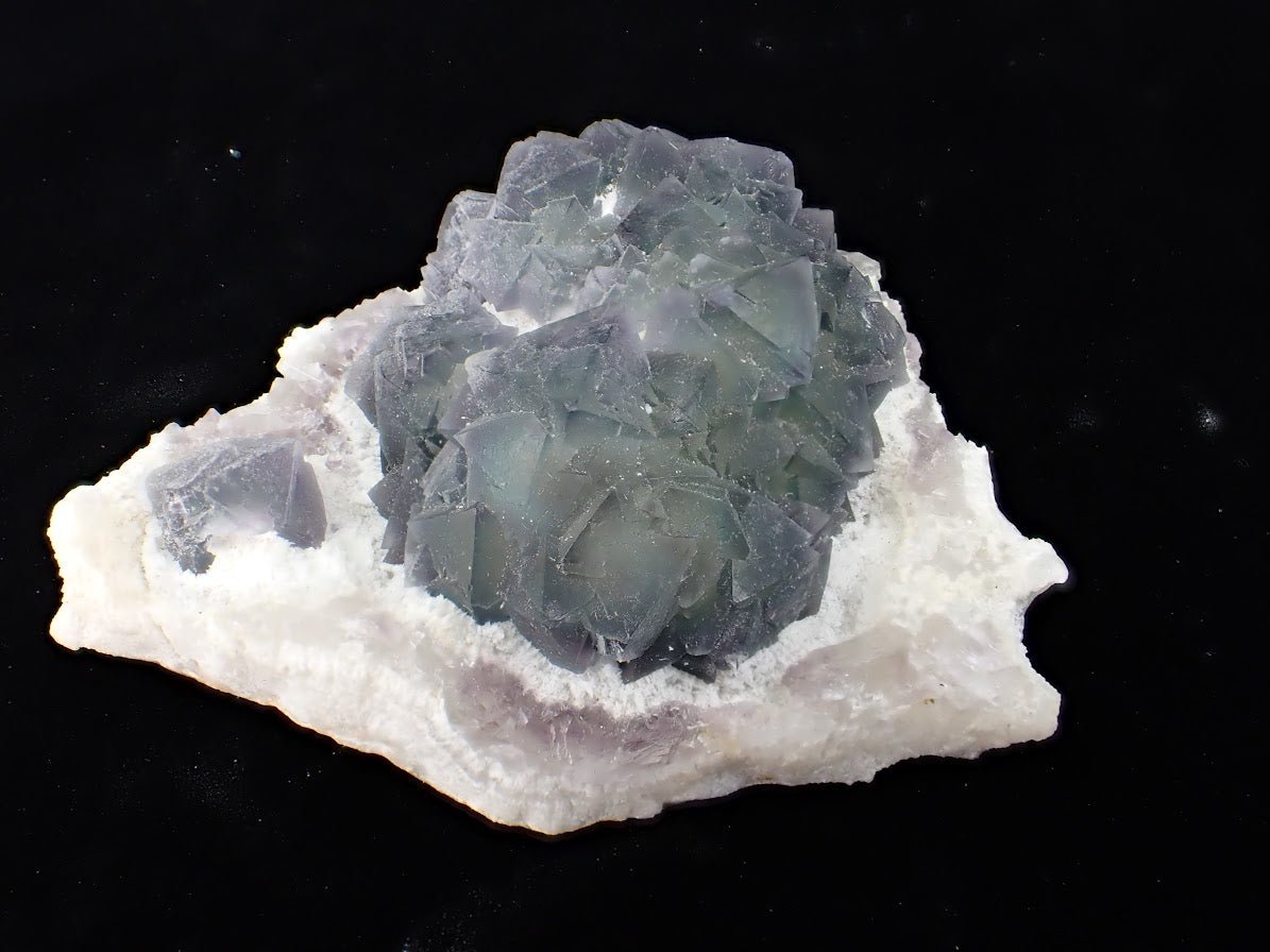 Purple-Cored De’an Fluorite with UV Fluorescence – Jiangxi Province, China