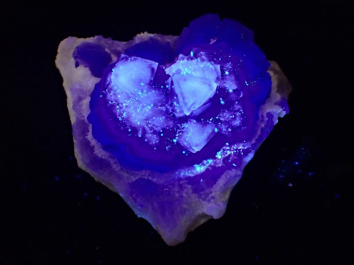 Purple-Cored De’an Fluorite with UV Fluorescence – Jiangxi Province, China