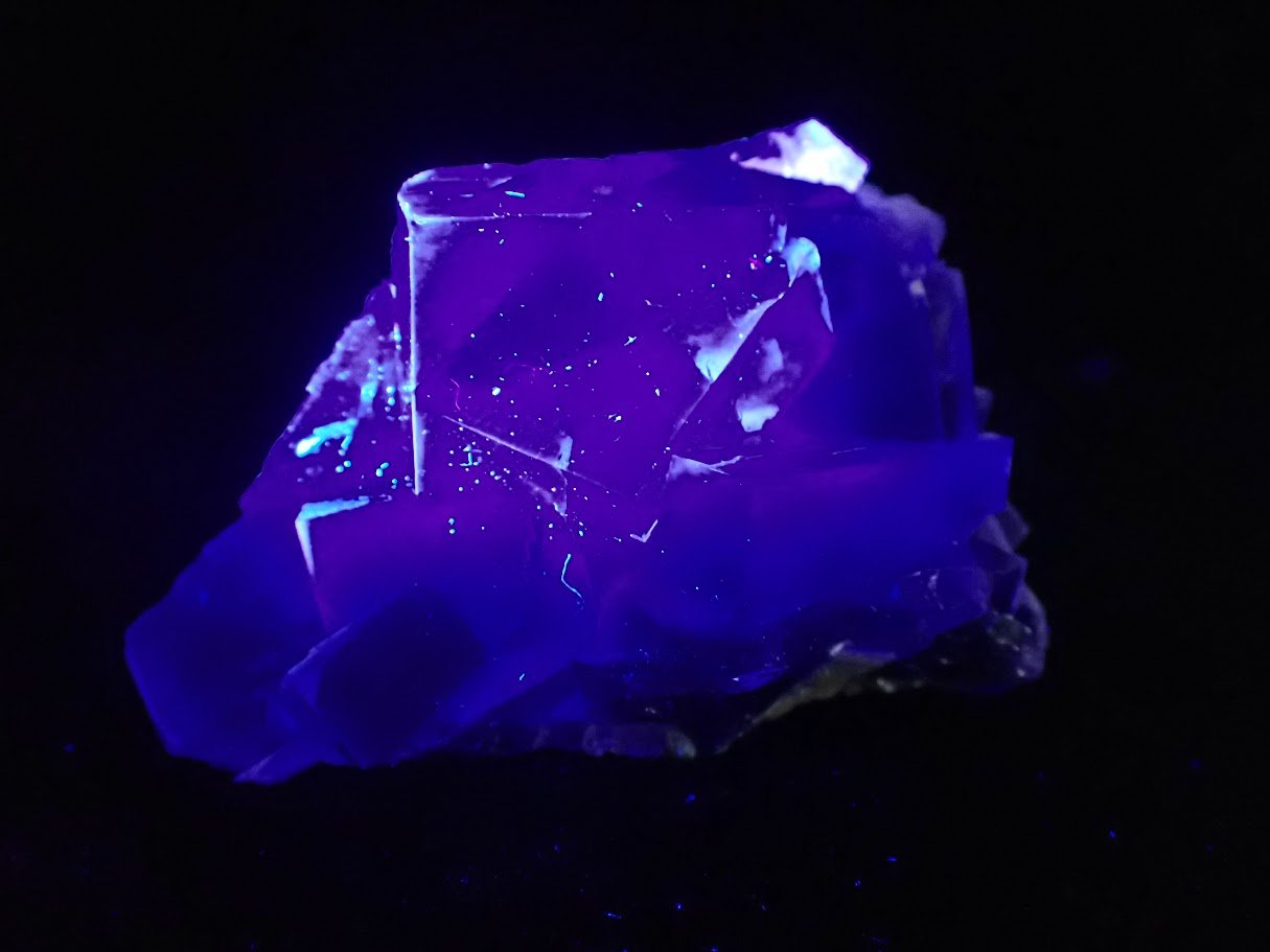 Yindu Fluorite with Deep Violet Cubes and UV Fluorescence – Yindu Mine, Inner Mongolia, China