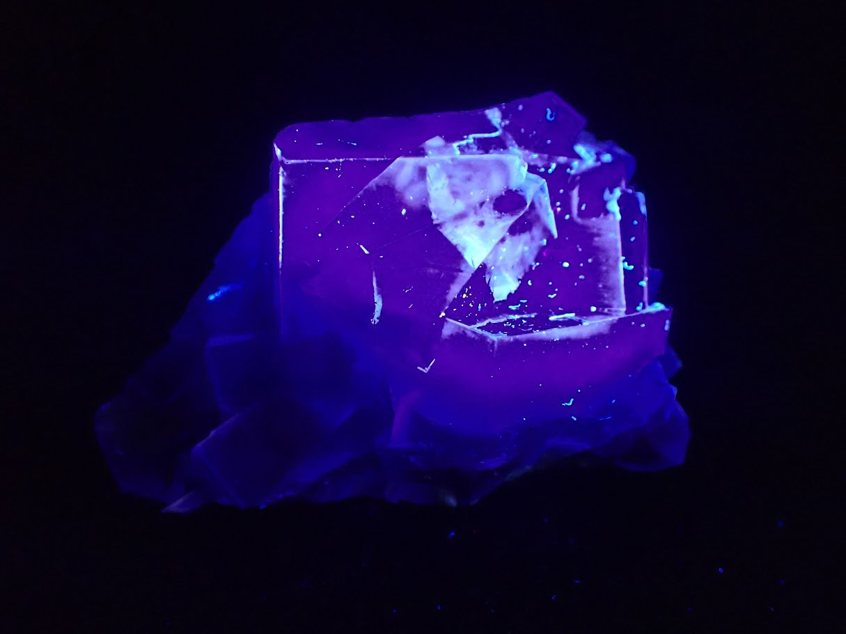 Yindu Fluorite with Deep Violet Cubes and UV Fluorescence – Yindu Mine, Inner Mongolia, China